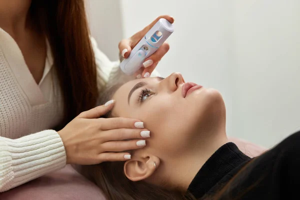 Cosmetologist Using Primer Spray Eyelash Extension Procedure Salon — Stock Photo, Image
