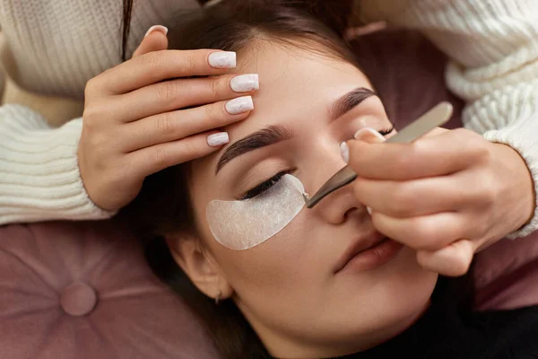 Cosmetologo Toglie Nastro Cottone Colla Sotto Occhio Procedura Estensione Delle — Foto Stock