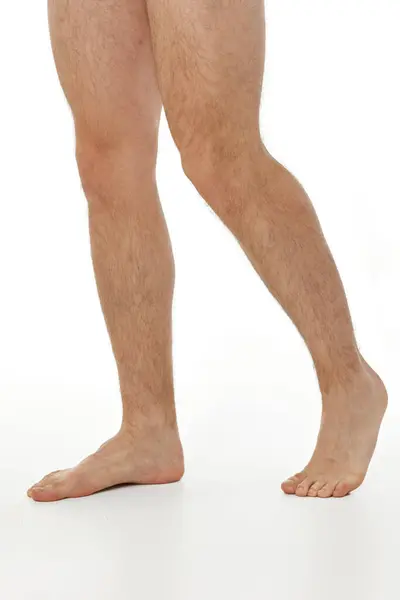 Beyaz Arka Planda Çıplak Ayaklı Erkek Bacakları Vücut Bakımı Kavramı — Stok fotoğraf