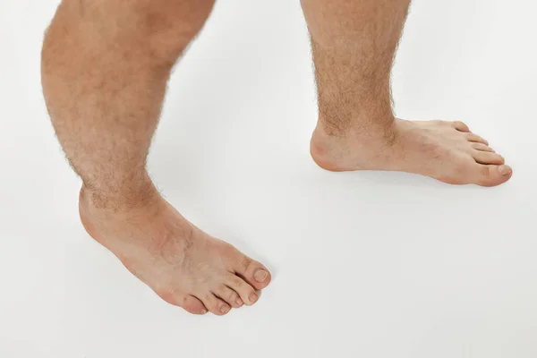 白色背景的赤脚男性腿 身体护理概念 — 图库照片