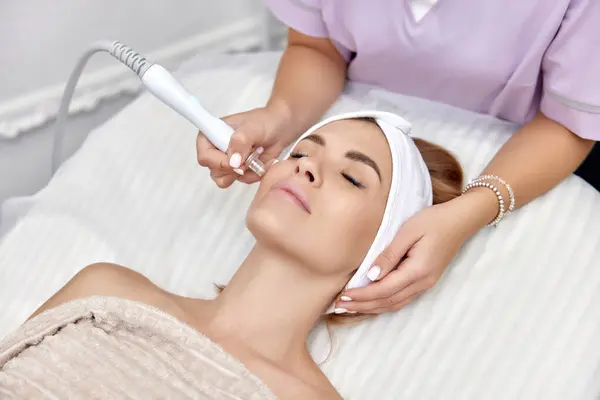 Beautiful Woman Getting Microdermabrasion Procedure Beauty Spa Salon — Stock Photo, Image