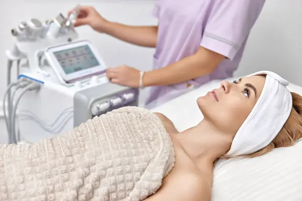 Beautiful Woman Lying Bed Skincare Procedure Beauty Clinic — Stock Photo, Image
