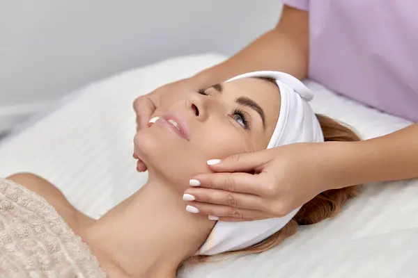 Beautiful Woman Getting Face Massage Treatment Beauty Salon Skin Care — Stock Photo, Image