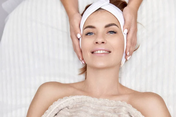 Beautiful Woman Getting Face Massage Treatment Beauty Salon Girl Enjoys — Stock Photo, Image