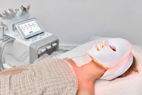 Woman Lies Led Light Therapy Facial Mask Beauty Salon — Stock Photo, Image