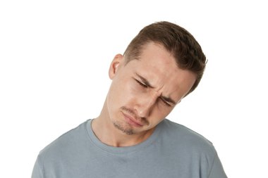 Beyaz arka planda hayal kırıklığına uğramış genç bir adamın portresi. Üzüntü