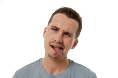 Genç adam beyaz arka planda tiksinti hisseder..