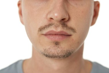 Beyaz stüdyo arka planında erkek burnunu kapat.