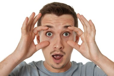 Beyaz arka planda suratını buruşturan komik bir gencin portresi