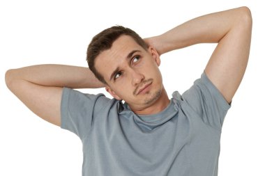 Beyaz arka planda el ele tutuşan genç adam.