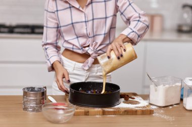 Kadın, modern mutfakta turta için para kazanıyor.