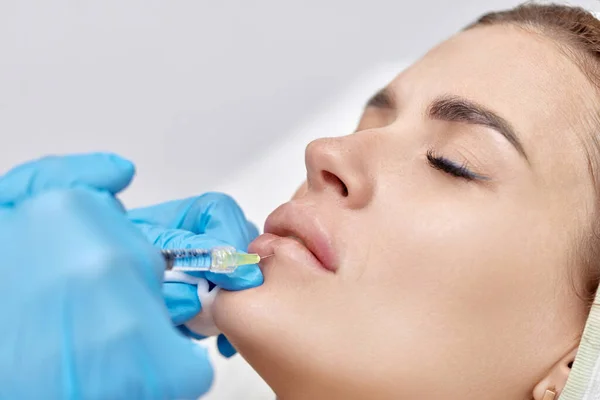 Cosmetologist Makes Injections Enlarge Lips Beautiful Woman Lips Filler Injection — Stock Photo, Image