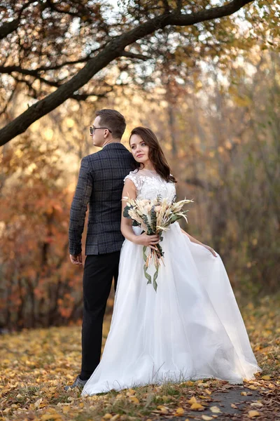 Красивая Чувственная Невеста Белом Свадебном Платье Жених Стоит Открытом Воздухе — стоковое фото