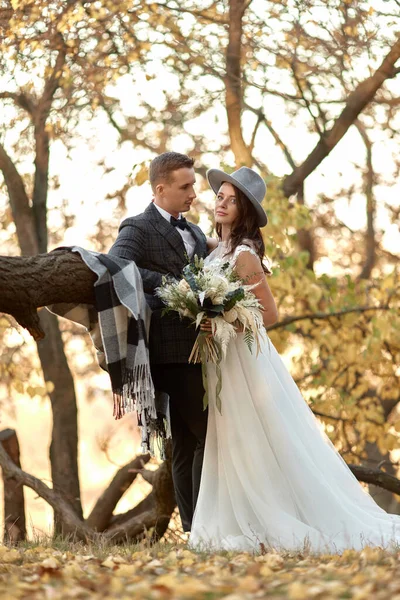 Schöne Glückliche Stilvolle Braut Mit Hut Und Bräutigam Herbst Freien — Stockfoto