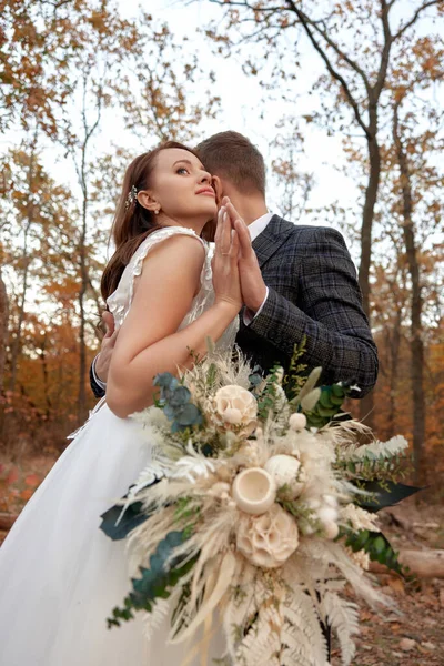 Schöne Sinnliche Braut Weißem Brautkleid Und Bräutigam Freien Auf Natürlichem — Stockfoto