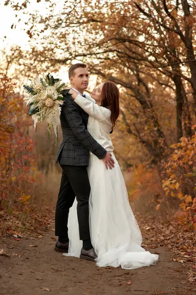 美丽的新婚夫妇在自然的背景下在户外散步和拥抱 — 图库照片