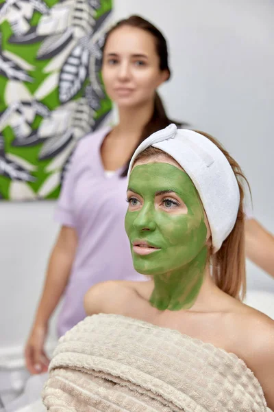 Cosmetologista Feminino Cliente Mulher Com Máscara Facial Clínica Beleza — Fotografia de Stock