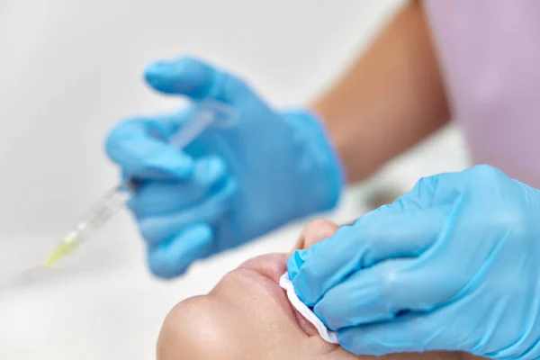 Cosmetologist Makes Injections Enlarge Lips Beautiful Woman Procedure Lip Augmentation — Stock Photo, Image
