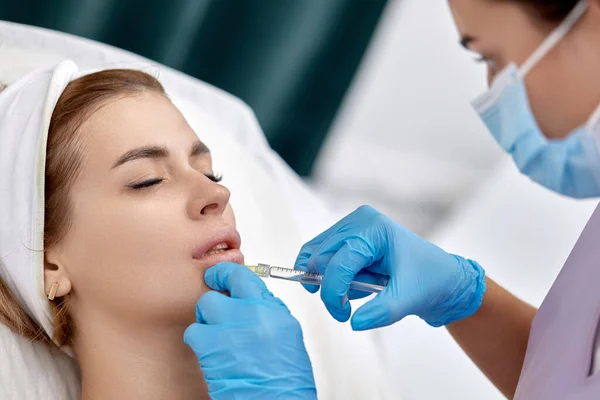 Cosmetologist Makes Injections Enlarge Lips Beautiful Woman Lip Shape Correction — Stock Photo, Image