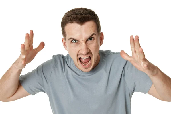 ホワイトスタジオの背景で叫ぶ怒っているひげ付き男 ストック写真