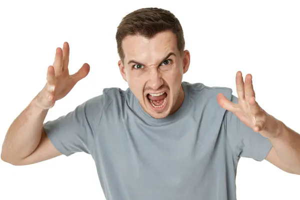 ホワイトスタジオの背景で叫ぶ怒っているひげ付き男 ロイヤリティフリーのストック写真