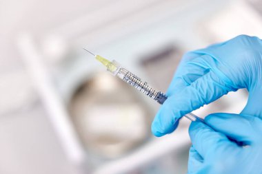 Doktor şırıngayla birlikte mavi eldiven verdi.