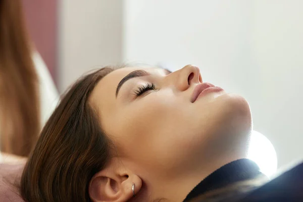 Kosmetolog Med Primer Spray För Ögonfrans Förlängning Förfarande Salong — Stockfoto