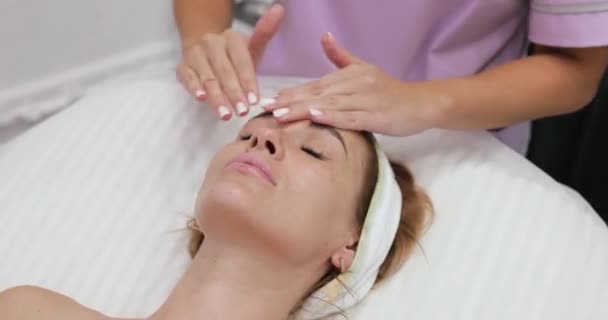 Belle Femme Recevant Massage Facial Dans Salon Beauté Soins Peau — Video