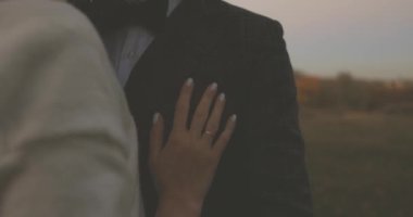 Gelinlik ve takım elbiseli güzel bir çift. Tatlı dokunuş yeni evli, yakın plan