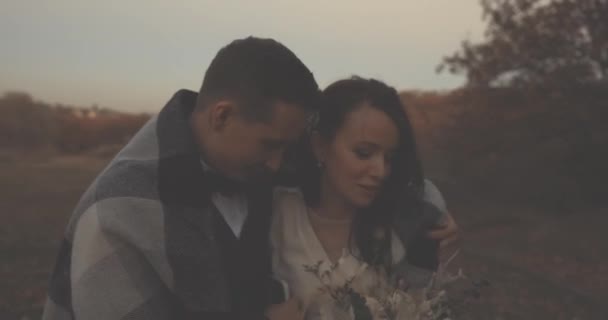 Sposo Abbraccia Sfondo Sposa Della Natura Autunno Sera Bella Coppia — Video Stock