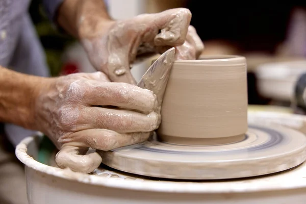 Mains Masculines Faisant Tasse Céramique Sur Roue Poterie Avec Outil — Photo