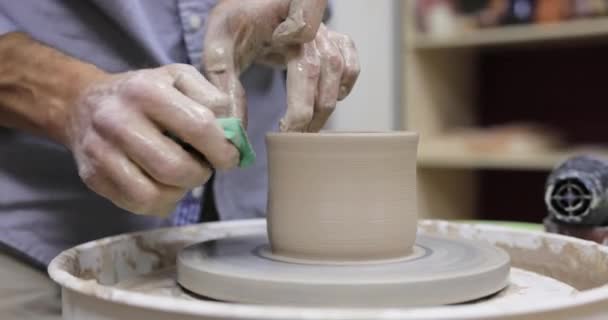 Mani Maschili Che Fanno Tazza Ceramica Sulla Ruota Della Ceramica — Video Stock