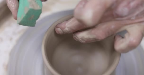 Мужчины Руки Делающие Керамическую Чашку Гончарном Круге Крупным Планом Сделал — стоковое видео