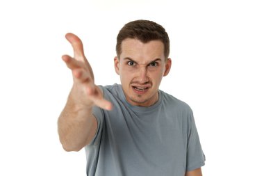 Sinirli sakallı adam beyaz stüdyo arka planında bağırıyor.