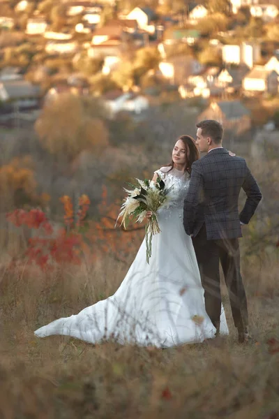 Schöne Hochzeitspaar Zusammen Stehen Freien Auf Natürlichem Hintergrund — Stockfoto