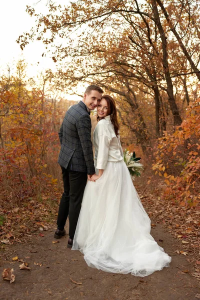 Красивая Чувственная Невеста Белом Свадебном Платье Жених Стоит Открытом Воздухе — стоковое фото