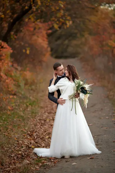 Schöne Braut Weißen Hochzeitskleid Und Bräutigam Küssen Sich — Stockfoto