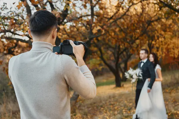 Профессиональный Свадебный Фотограф Фотографирует Жениха Невесту Открытом Воздухе Осенью — стоковое фото