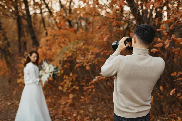 Профессиональный Свадебный Фотограф Фотографирует Жениха Невесту Природе Осенью — стоковое фото