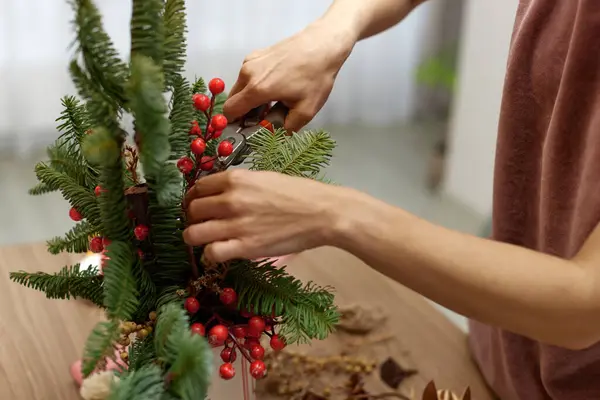 Kadın Köknar Dallarıyla Noel Düzenlemesi Yapıyor Yapımı Dekor — Stok fotoğraf