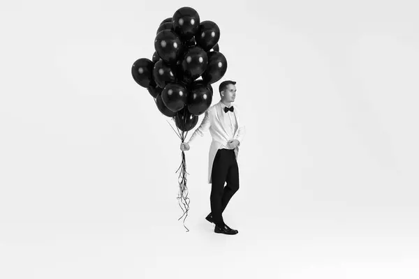 Élégant Homme Caucasien Costume Blanc Smoking Avec Ballons Air Noir — Photo