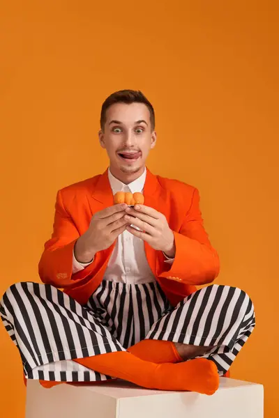 Extravagante Joven Divertido Chaqueta Naranja Pantalones Rayas Con Cupcake Sobre — Foto de Stock