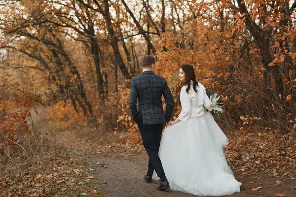 Невеста Жених Выходят Улицу Осенью — стоковое фото