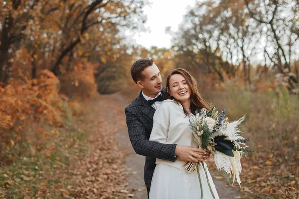 快乐的新郎新娘在秋天享受外面的浪漫时光 — 图库照片