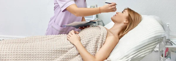 Cosmetologist Que Marca Pele Mulher Caucasiana Com Lápis Branco Marcação — Fotografia de Stock
