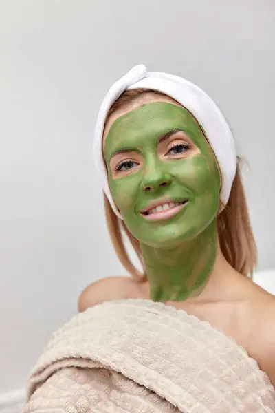 顔に緑アルゴリズムマスクの美しい女性 — ストック写真