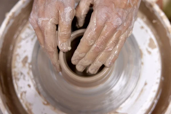 Mãos Masculinas Fazendo Copo Cerâmica Roda Cerâmica Close Vista Superior — Fotografia de Stock