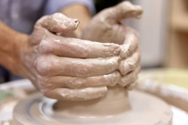Mãos Masculinas Fazendo Copo Cerâmica Roda Cerâmica Close — Fotografia de Stock