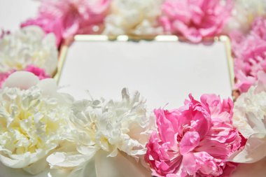 Çiçekli piyonları olan güzel bir çerçeve. Tasarımınız için boş alan, maket