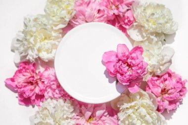 Çiçekli piyonları olan güzel bir çerçeve. Tasarımınız için boş alan, maket